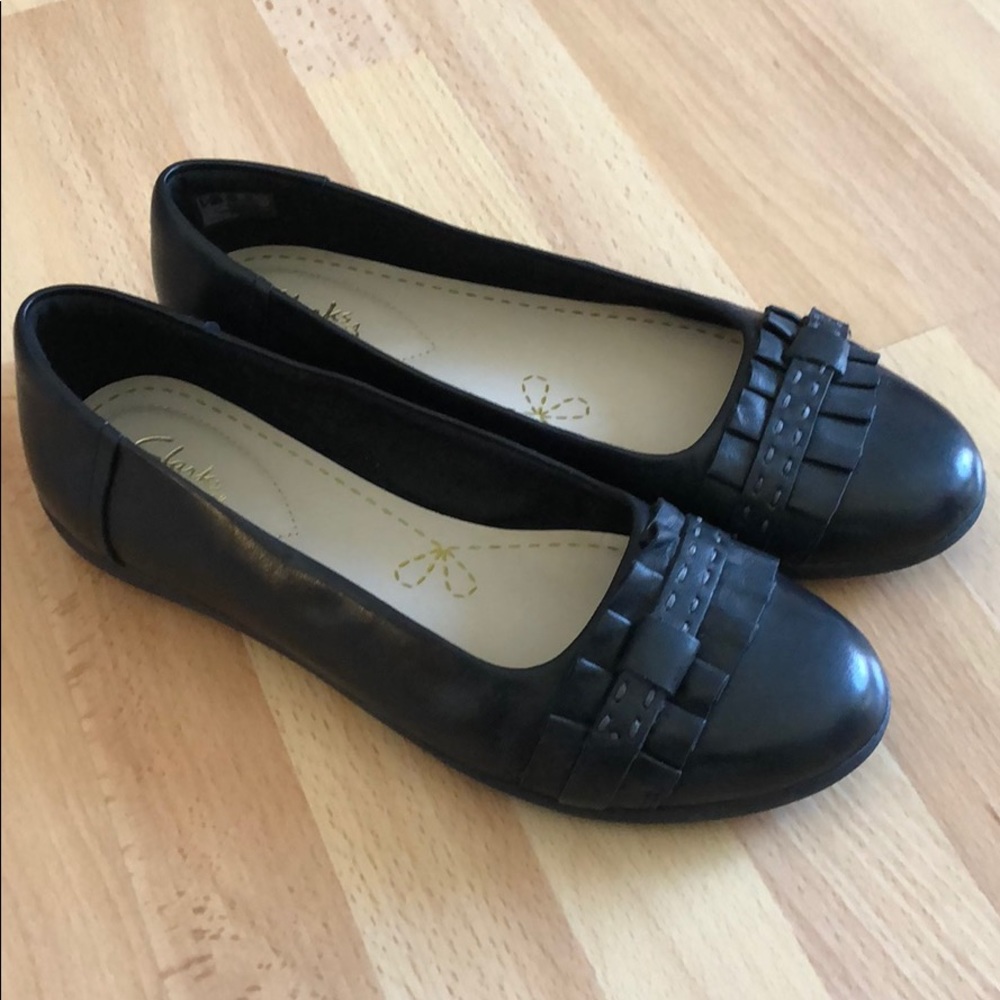 NEW💖 CLARKS Black Ruffle Flats | Women’s 8M